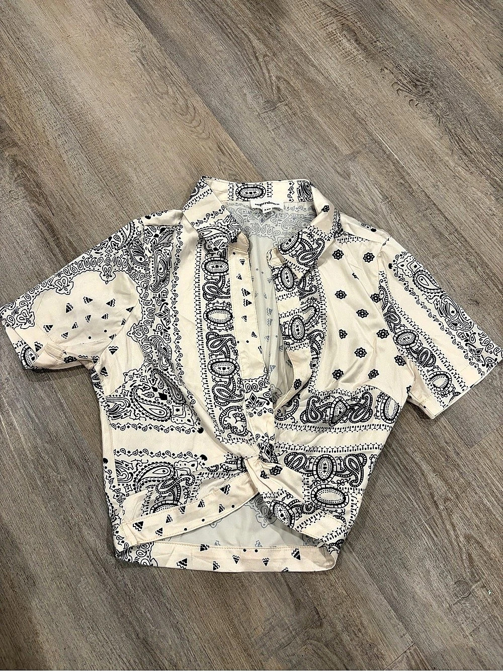 superdown Jenela Twist Front Shirt Paisley Button Down in White & Black Size XXS